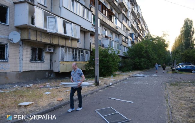 Нічний обстріл Києва. Поліція показала перші хвилини на місці падіння уламків