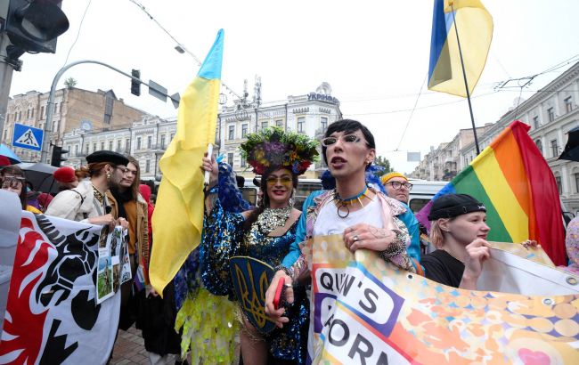 "Гомофобия - это Россия". Как проходил ЛГБТ-прайд в Киеве
