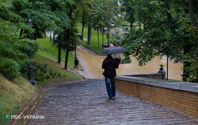 Дожди в северных областях, ночью местами грозы и град: погода на завтра