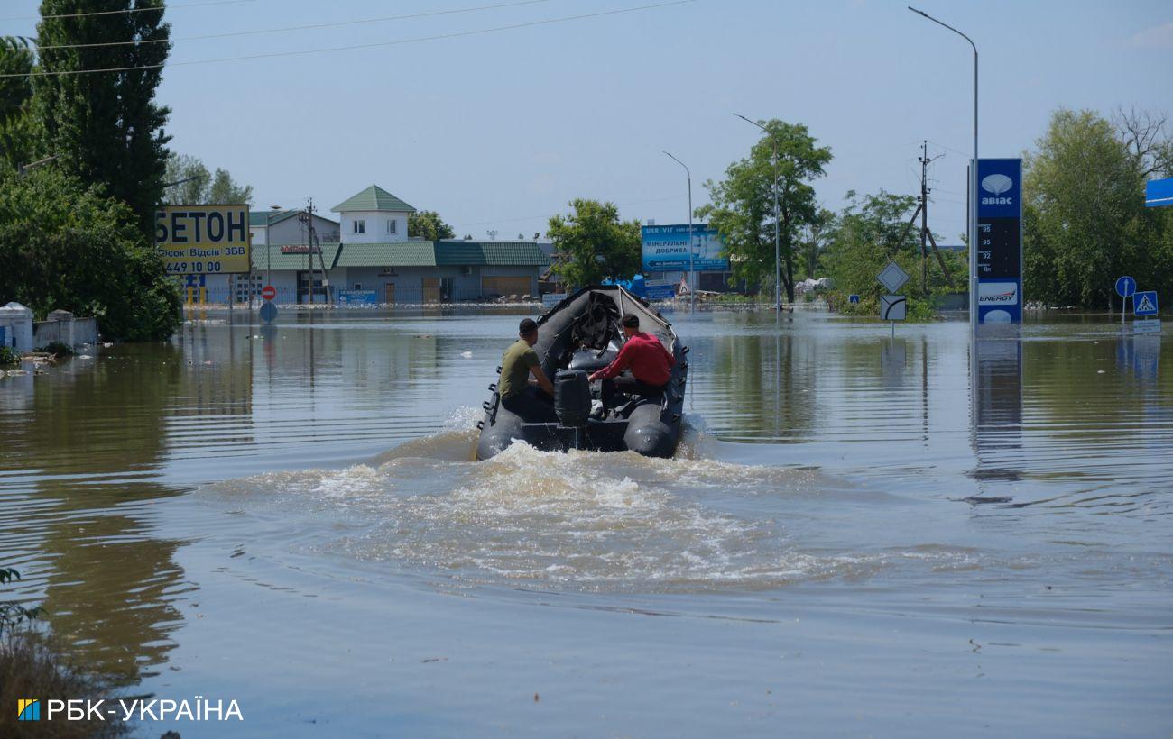 Дома под водой, а люди передвигаются на лодках. Фоторепортаж из  затопленного Херсона. Читайте на UKR.NET