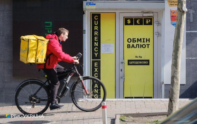 Обмінники виставили свіжі курси: скільки коштують долар та євро