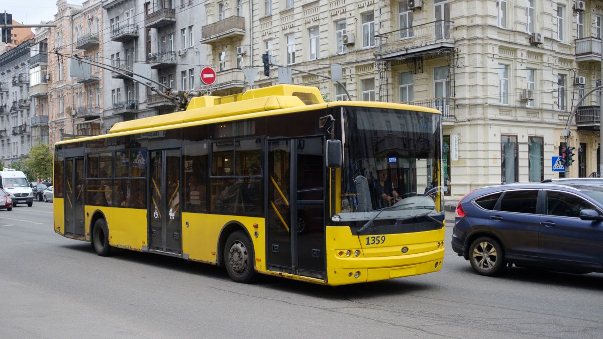 Транспорт в Киеве во время тревоги будет довозить пассажиров до ближайшего  укрытия | РБК Украина