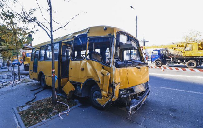 У Києві через ДТП з маршруткою зупинився рух тролейбусів