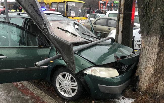 У Луцьку авто влетіло в натовп пішоходів: фото затриманих підлітків, які намагалися втекти