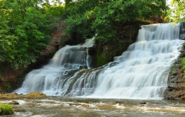 Чудо природы: живописный водопад в украинской глубинке посещают тысячи туристов
