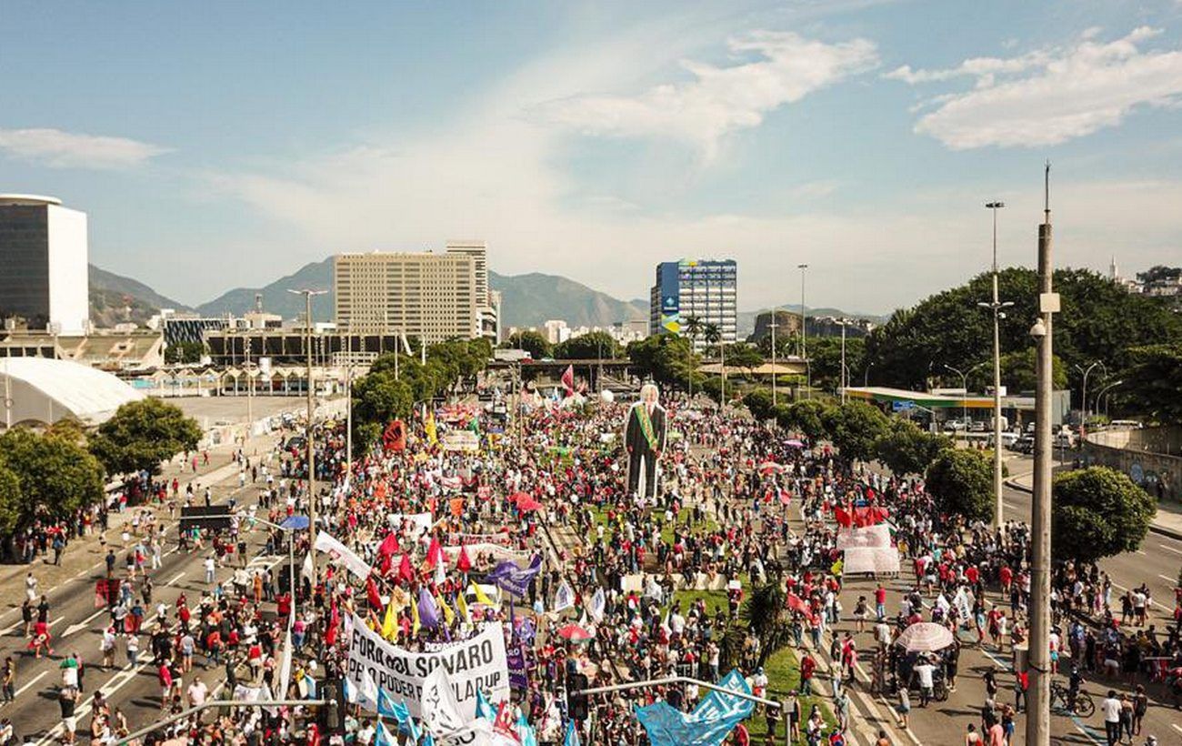 Coronavirus in Brazil – people demand the resignation of the president and vaccines