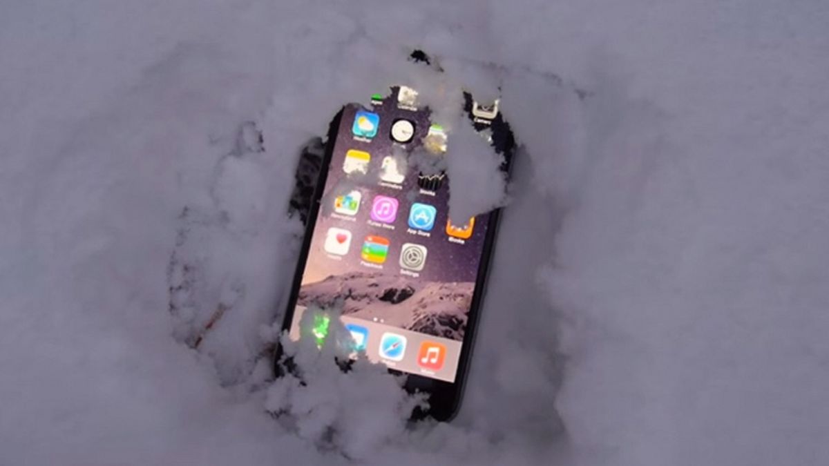 Как спасти упавший в снег телефон и что нельзя делать ни в коем случае - Телеграф