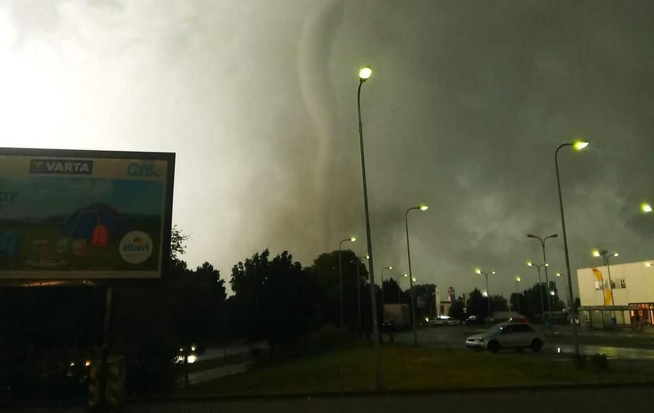 London tornado destroyed homes and cars in minutes