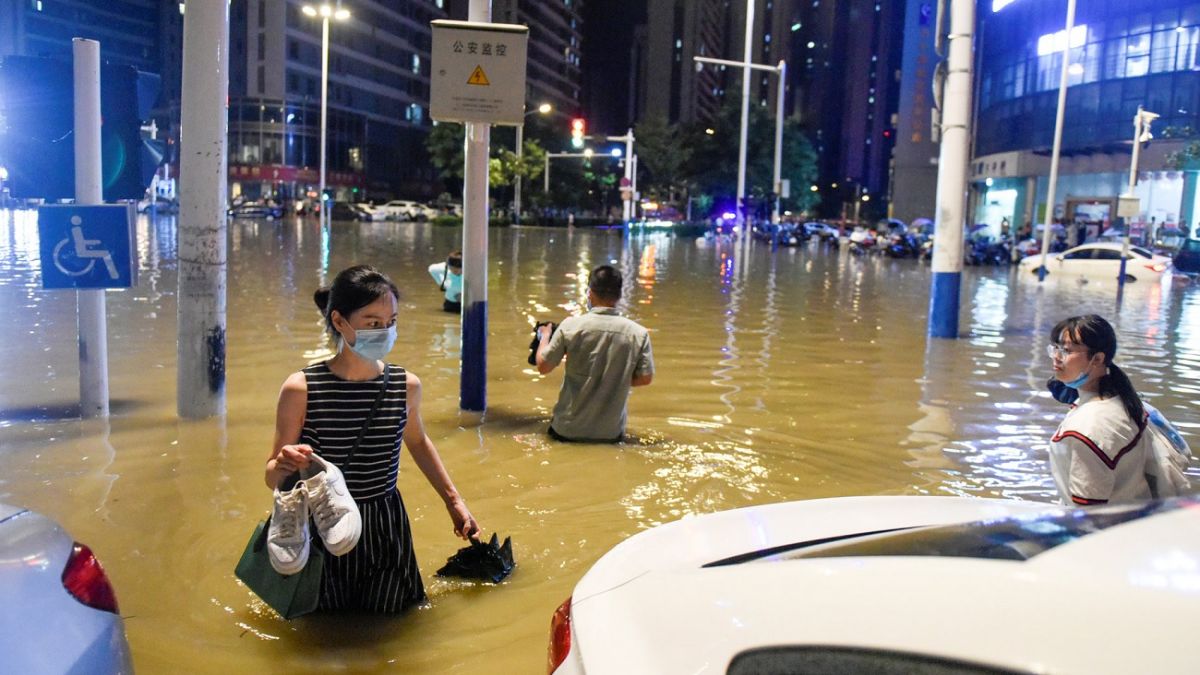 Наводнение в Китае - люди стоят в вагоне метро по шею в воде | Стайлер