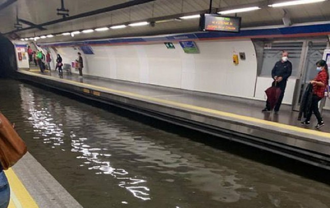 Метро затопило. Потоп в метро. Метро уходит. Мадрид затопило.