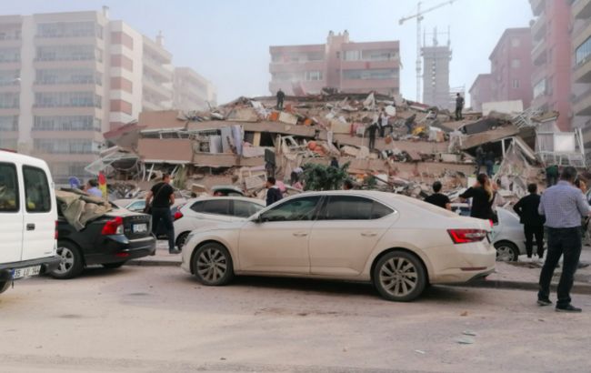 У турецькому Ізмірі стався потужний землетрус, є руйнування