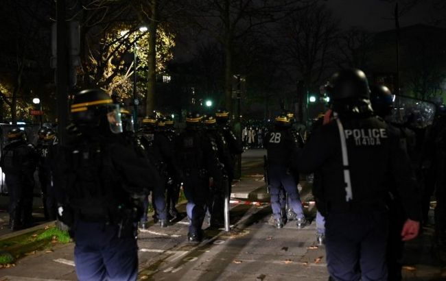 У Парижі акцію проти поліції розігнали водометами, десятки затриманих