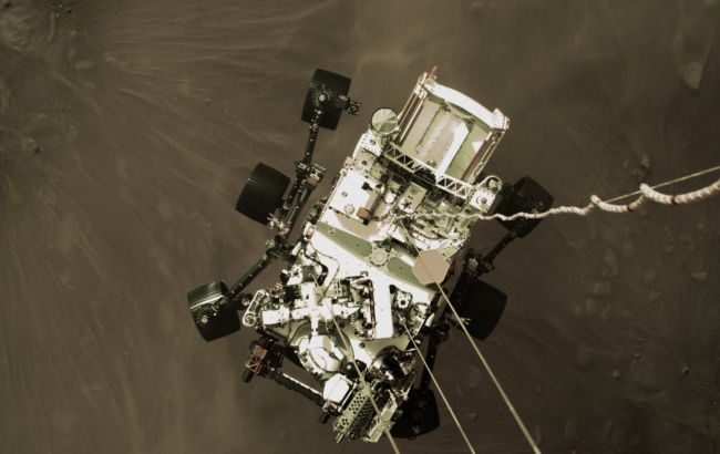 Марсоход отправил NASA первые цветные снимки