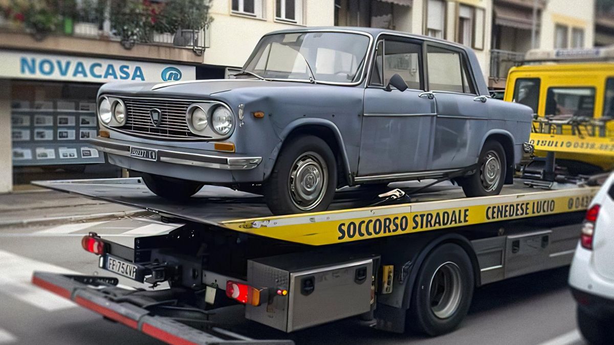 Старый седан Lancia Fulvia убрали с тротуара итальянского города после  почти 50 лет простоя | РБК-Україна