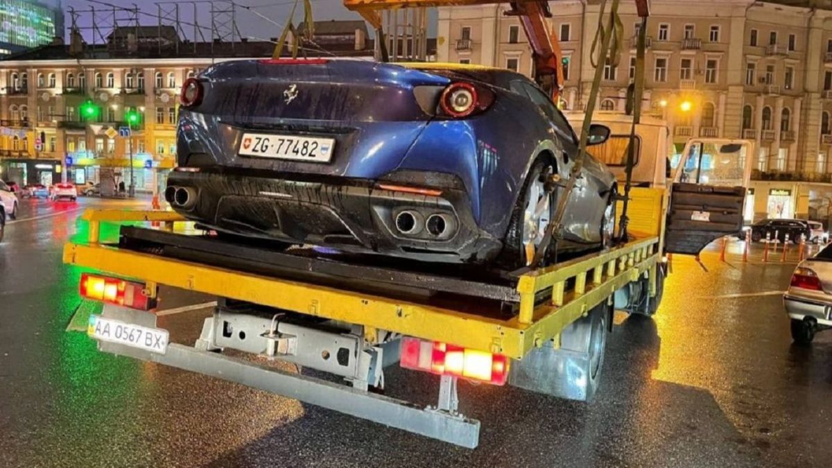 В Киеве на штрафплощадку эвакуировали дорогой суперкар Ferrari из-за  неправильной парковки | РБК-Україна