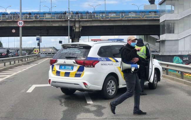 В Киеве люди перекрыли дорогу на мосту Метро, движение заблокировано