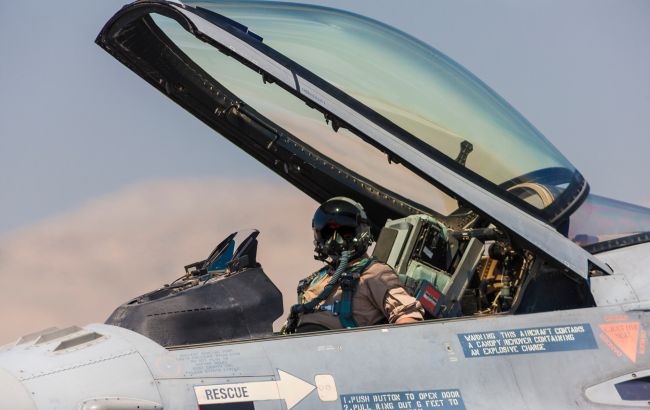 В Аризоне первые украинские пилоты завершили обучение на F-16