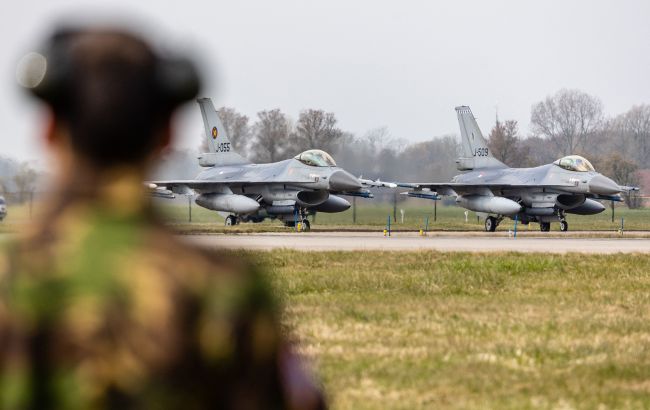 Демократы призвали Пентагон обучить больше украинских пилотов на F-16, - Politico