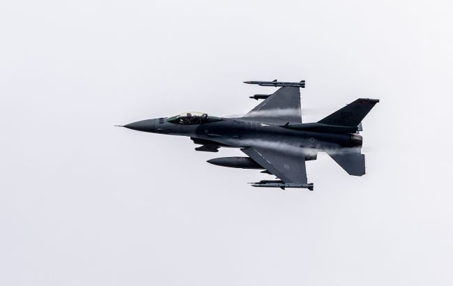 Дания начала обучение восьми украинских пилотов на истребителях F-16