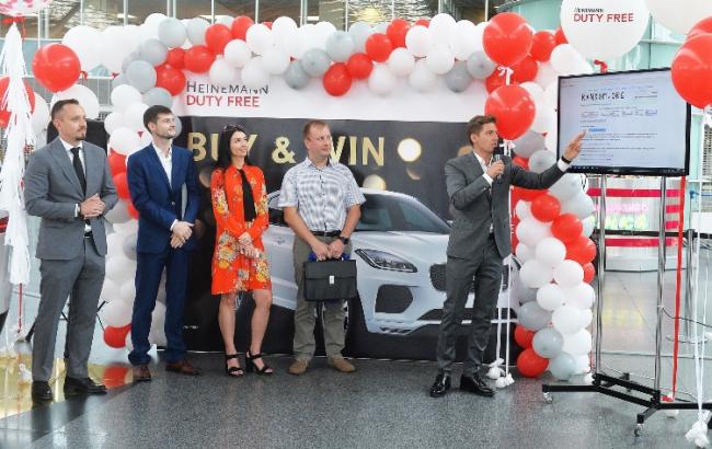 Компания Heinemann Duty Free вручила победителю промо-акции Buy & Win новый Jaguar E-Pace