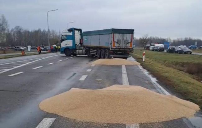 На польских фермеров пожаловались в полицию из-за рассыпанного украинского зерна