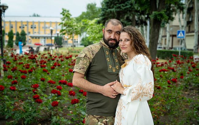 Воїн побрався з коханою поблизу лінії фронту: ефектні фото і відео молодят