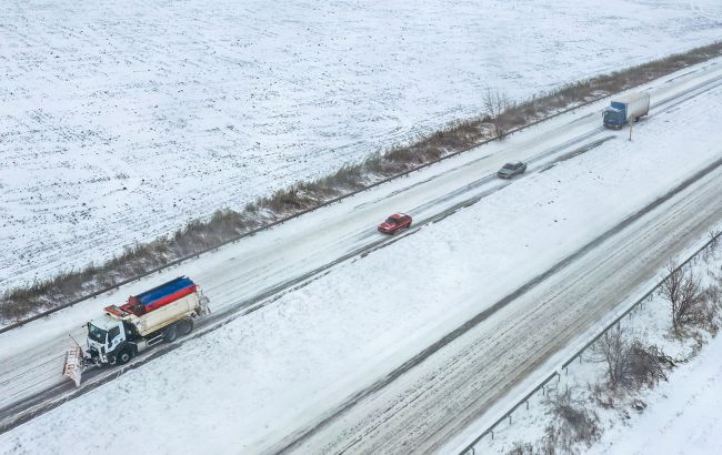 Снігопади в Україні: обмеження на фури діють в Івано-Франківській області