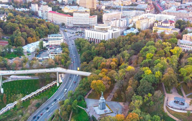 У Києві просто посеред вулиці утворився басейн (відео)