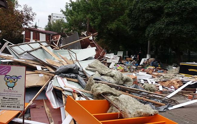 У Києві біля метро "Політехнічний інститут" демонтували незаконні МАФи