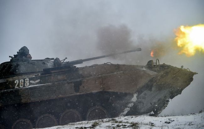 Під Миколаєвом ворожі снаряди потрапили в склад, де зберігалася зброя