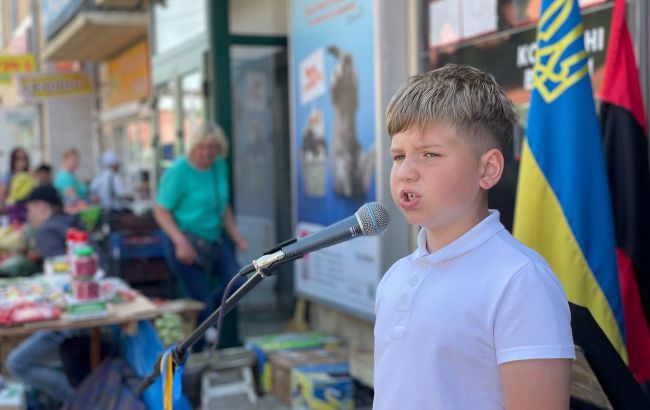 Поет для ВСУ. Как 10-летний волонтер из Львова собрал уже более 5 миллионов для армии