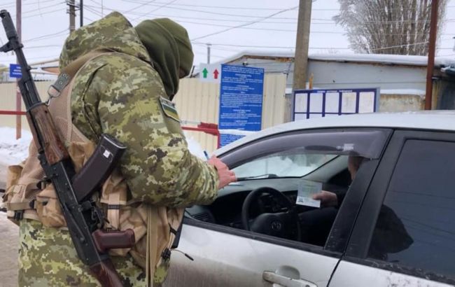 Хто з чоловіків віком 18-60 років може виїхати з України: список винятків