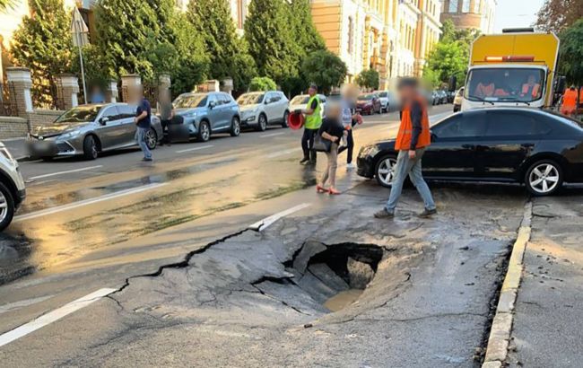 В Киеве на одной из улиц произошел прорыв трубопровода, повреждения локализовали