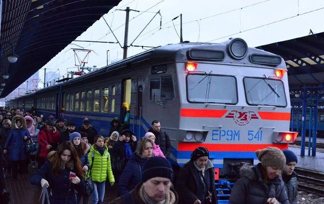 Под Львовом неизвестные напали на электричку: пассажирам разбили головы