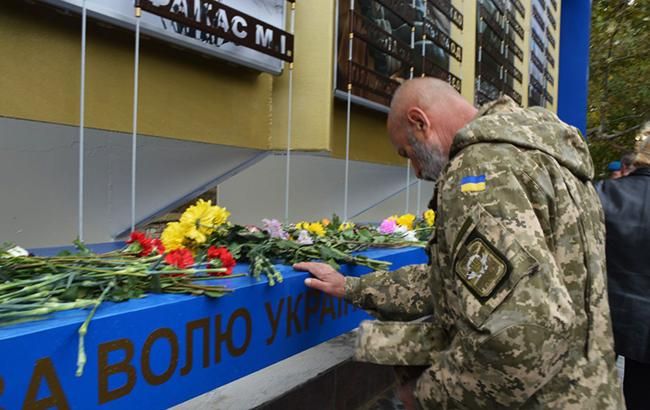 Под Житомиром жестоко надругались над могилами бойцов АТО: появились фото