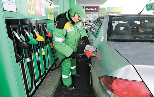 Роздрібні продажі бензину через АЗС України в листопаді скоротилися на 26,7% - до 183,7 тис. т, - Держстат