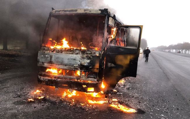 Під Дніпром автобус з пасажирами загорівся на ходу: полум'я охопило весь салон