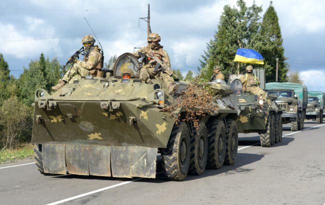 Украинская техника заходит в Киев. Местных жителей просят не фотографировать ее