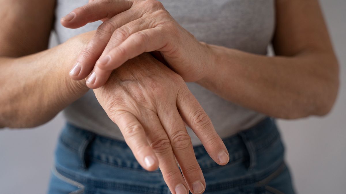 Что делать, когда немеют руки ночью: основные причины и лечение
