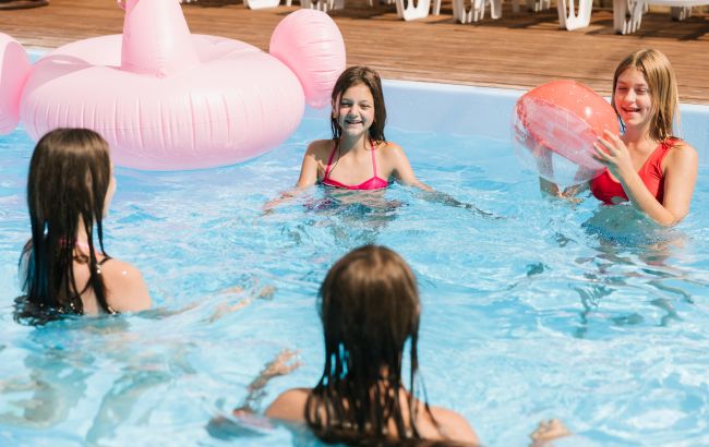 Отдых у бассейна. 7 советов взрослым, которые уберегут здоровье и жизнь детей