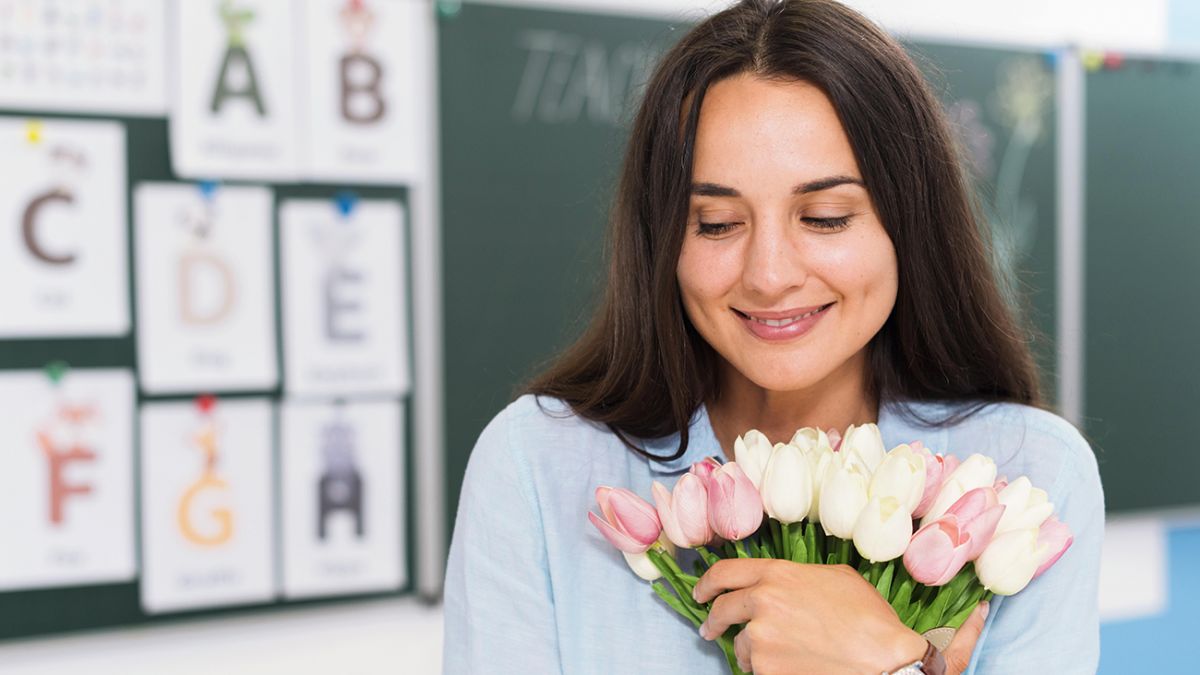 Как оригинально поздравить любимого учителя в школе – 13 идей