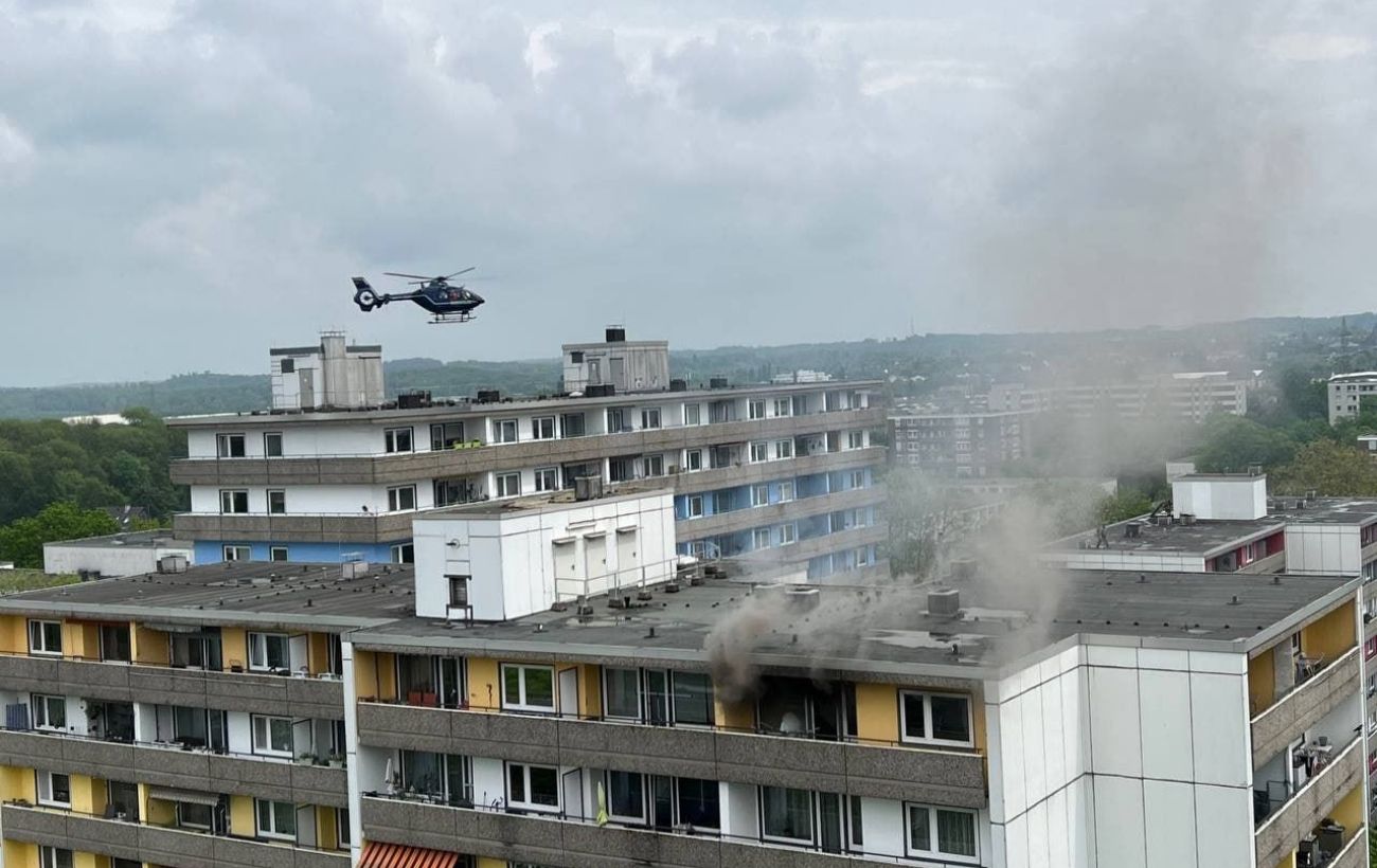 “Explosion and Fire in Apartment Building Leaves 10 Firefighters and 2 Policemen Injured”