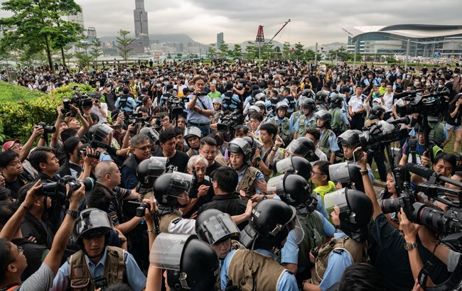 В Гонконге из-за протестов эвакуировали правительство