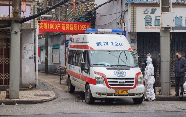 Китай повідомляє про новий спалах COVID-19: у містах відкрили пункти тестування