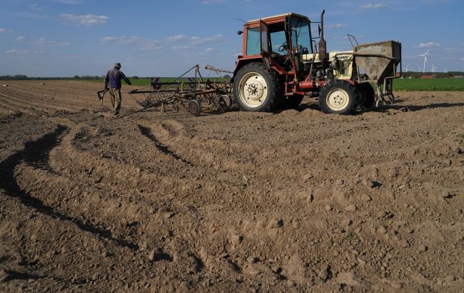 Сильные и затяжные дожди задержали посевную в Украине