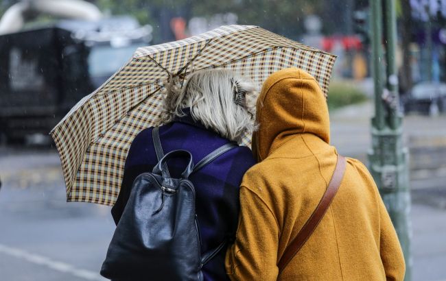 Йде потепління, але дощі не відступають: прогноз погоди на завтра