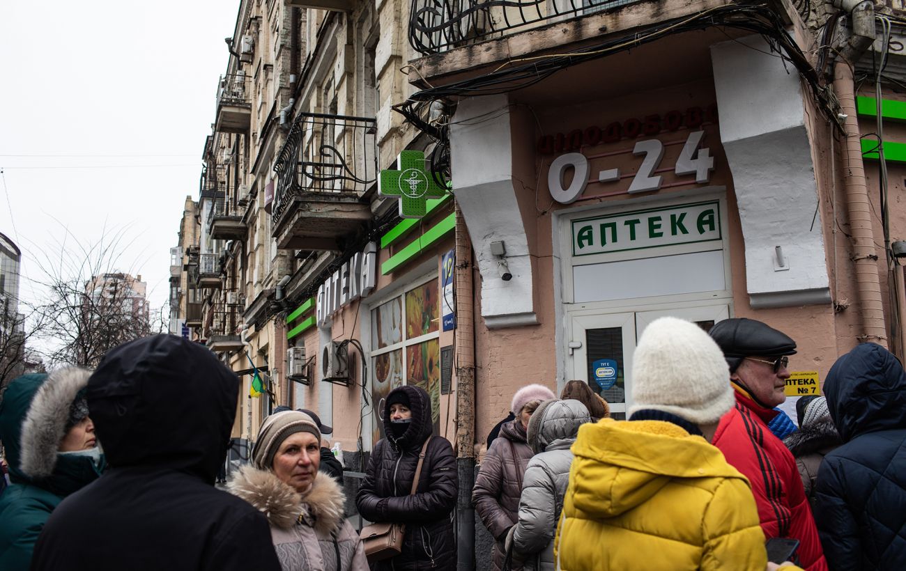 Лекарства по рецепту с 1 апреля - люди стоят в очередях в аптеки, фото |  РБК Украина