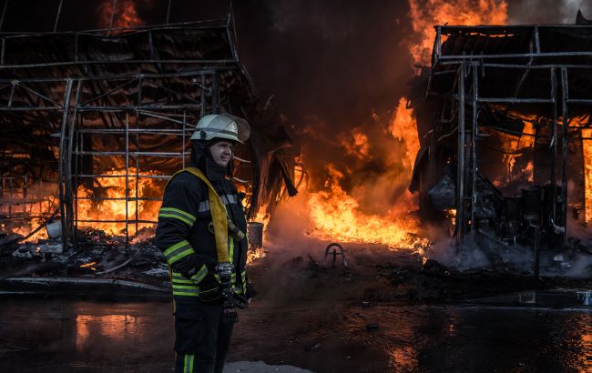 Масштабна пожежа після обстрілів Харкова: фоторепортаж