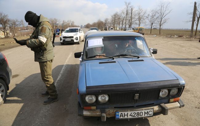 У Маріуполі окупанти вдягають на мешканців білі пов'язки, щоб їх плутали з військовими