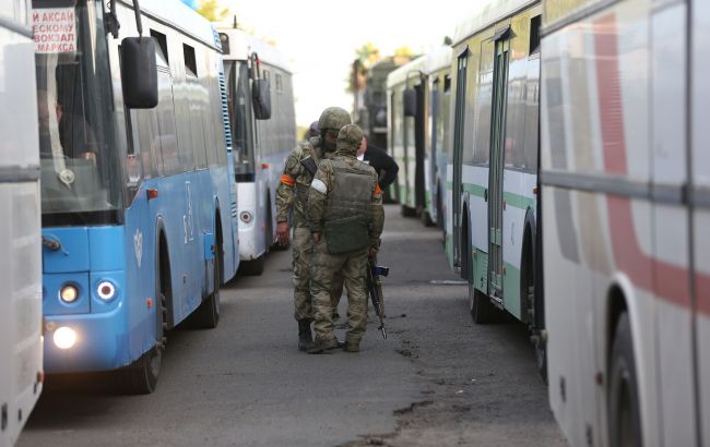 Оккупанты заявили, что хотят вывезти часть жителей Херсонской области в Крым и РФ